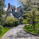 The 1899 Wright Inn & Carriage House