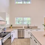 Pet-Friendly Asheville Retreat With Hot Tub