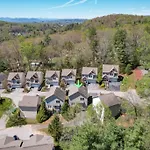 Spacious Mountain House - 10 Minutes From Asheville & Biltmore!