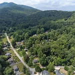 Cottontail Cottage Pet-Friendly, Fire Pit & 10 Min. To Downtown Avl!