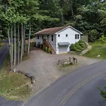 Cottontail Cottage Pet-Friendly, Fire Pit & 10 Min. To Downtown Avl!