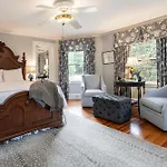 Pinecrest Bed & Breakfast