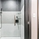 80 Lex 204 Industrial Chic Apt