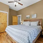 Mountain Views, Hottub, Minutes To Downtown!
