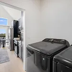 New Biltmore Village 5 Bedroom Home, 2 Decks, Mtn Views