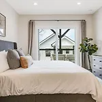 New Biltmore Village 5 Bedroom Home, 2 Decks, Mtn Views