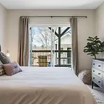 New Beautiful Home With Mtn Views, 2 Decks, Walk To Biltmore Village