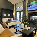 New, 2 Miles To Downtown, Luxury, Hot Tub, Fire Pit, Secluded Serenity Of The Blue Ridge Mountains