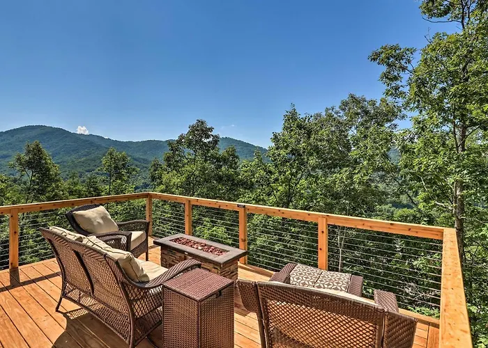 Scenic Asheville Escape With Hot Tub, Mountain View!