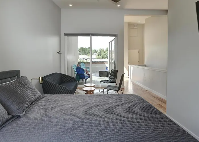 Short Coxe Avenue Townhome 235