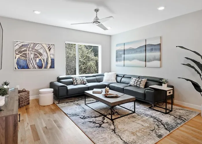 Short Coxe Avenue Townhome 233