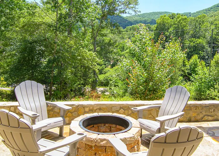 Comfy Asheville Vacation Rental With Hot Tub!