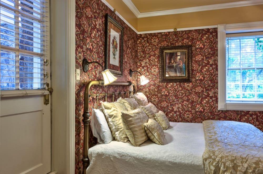 Bed & Breakfast Cedar Crest 3*