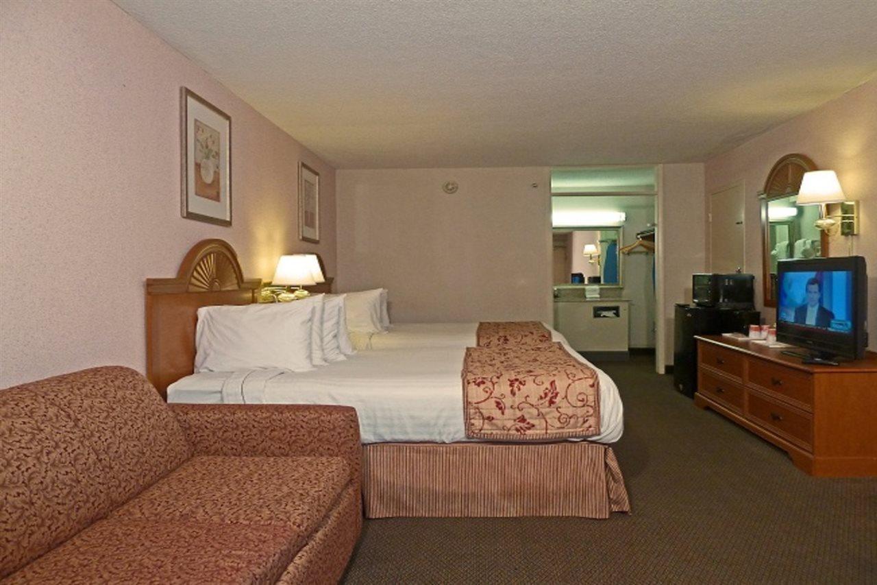 Ramada By Wyndham / Biltmore West Hotel 2*
