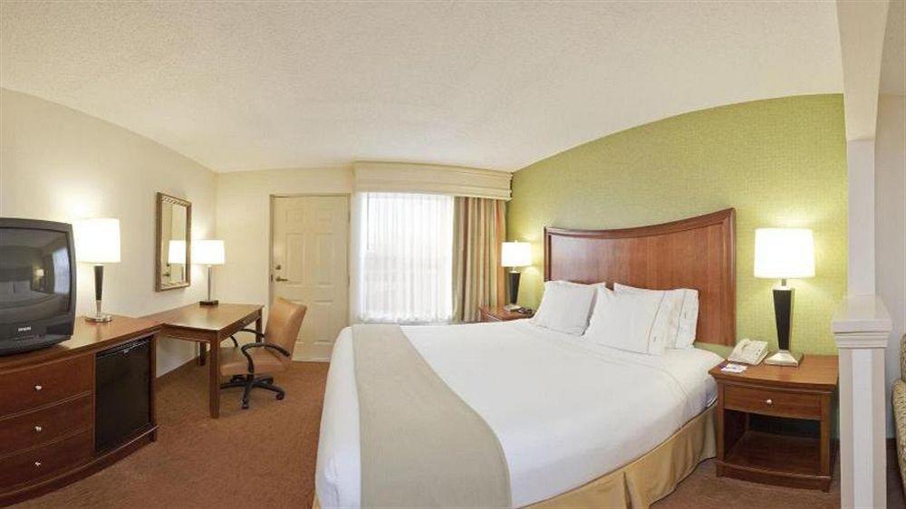 Holiday Express & Sw - Outlet Ctr Area By Ihg 2*