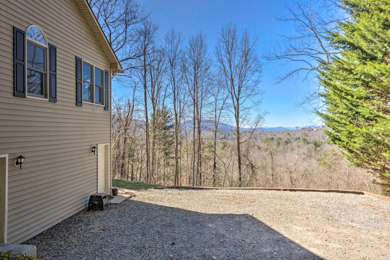 Bright Retreat With Hot Tub And Decks!