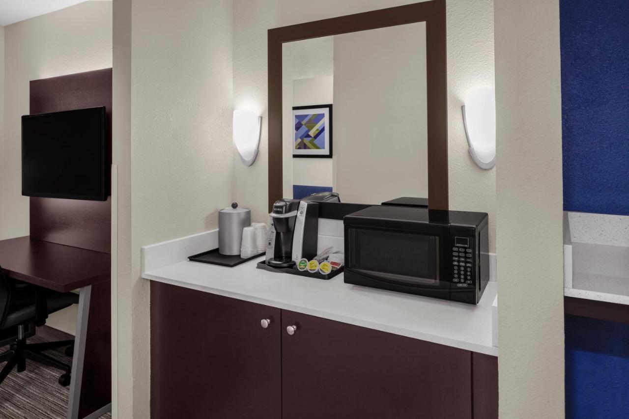Holiday Express & Sw - Outlet Ctr Area By Ihg Hotel