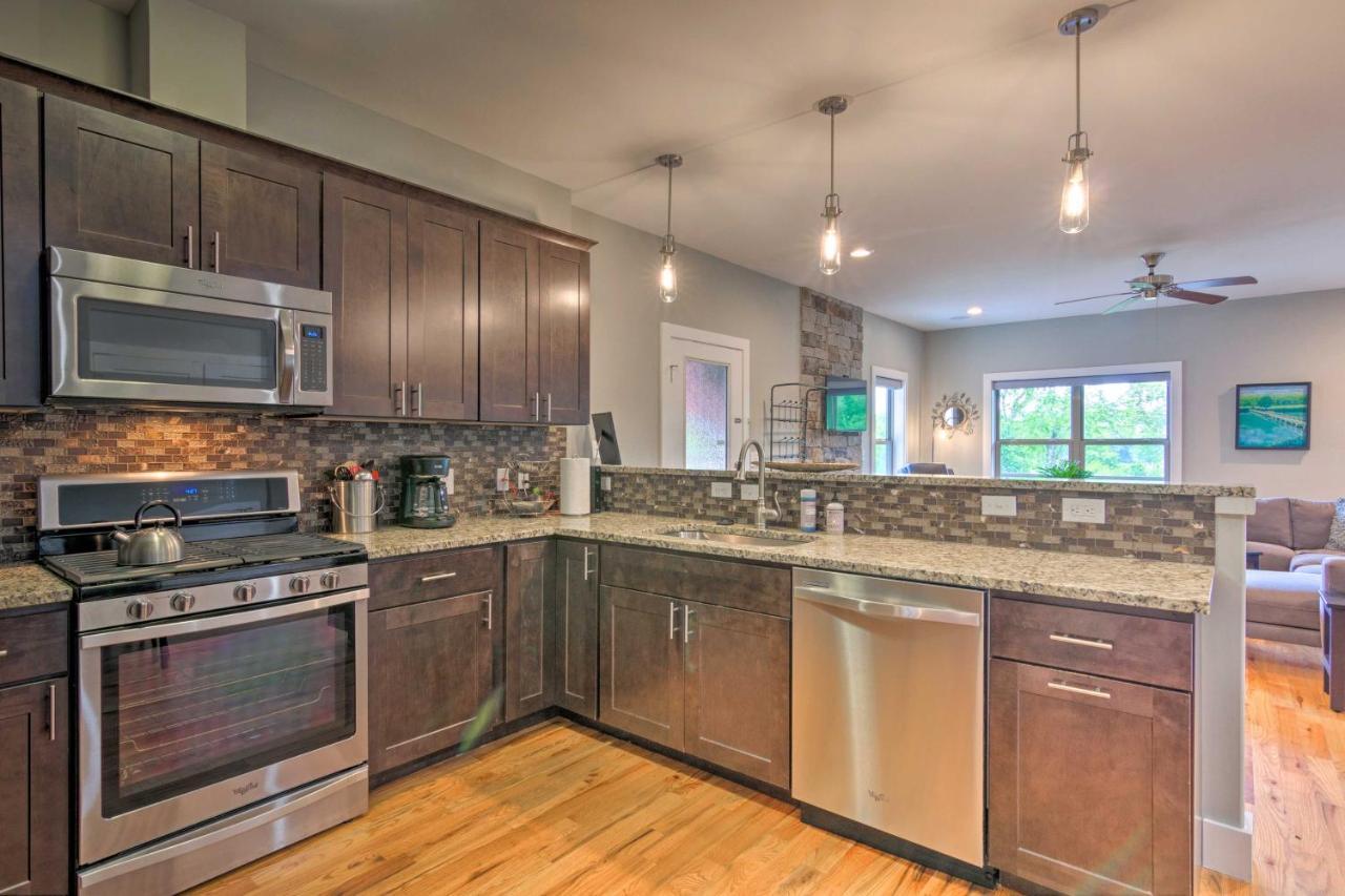 Modern Greenway With 2 Decks! Holiday home Asheville