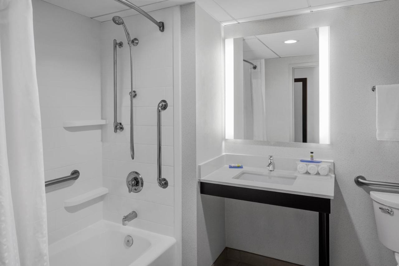 Holiday Express & Sw - Outlet Ctr Area By Ihg