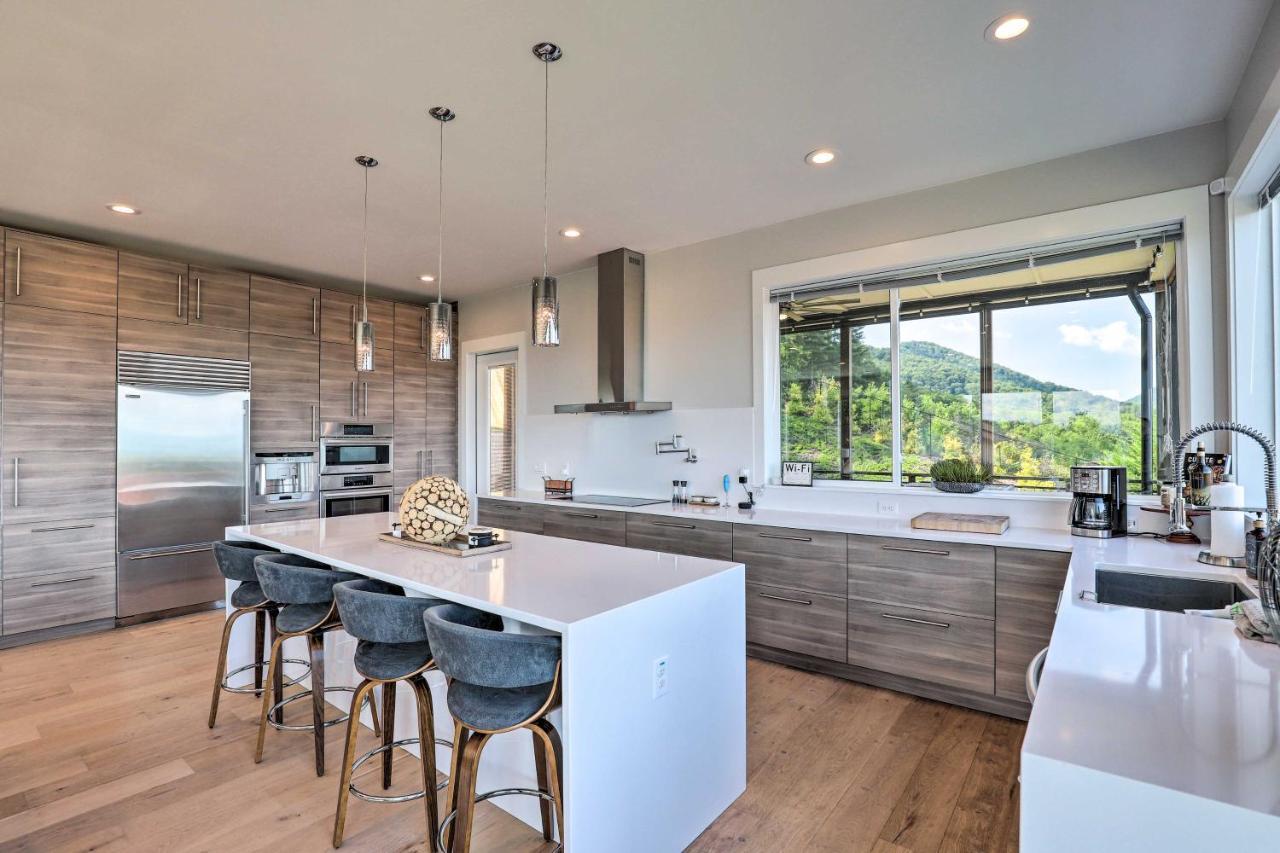 Luxe With Stunning Mountain Views! Holiday home Asheville