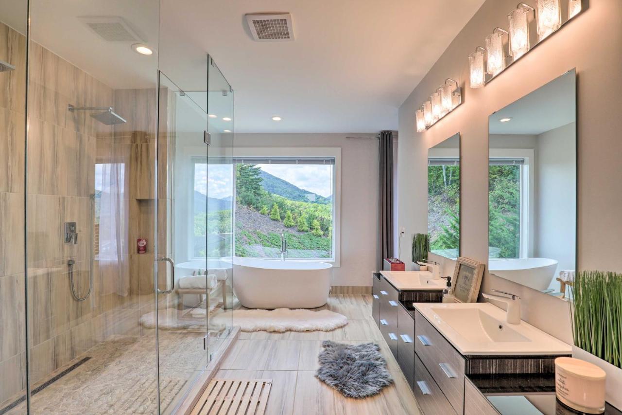 Luxe With Stunning Mountain Views!