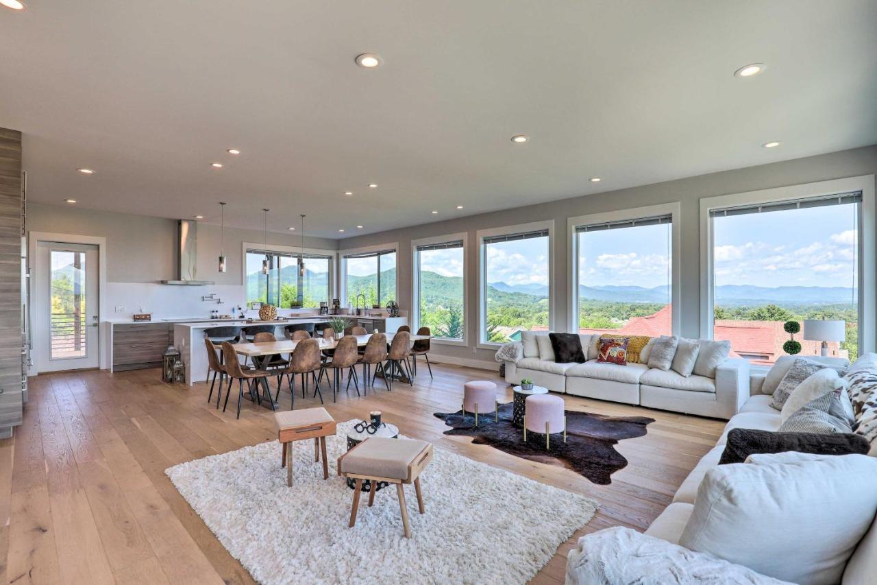 Holiday home Luxe With Stunning Mountain Views!
