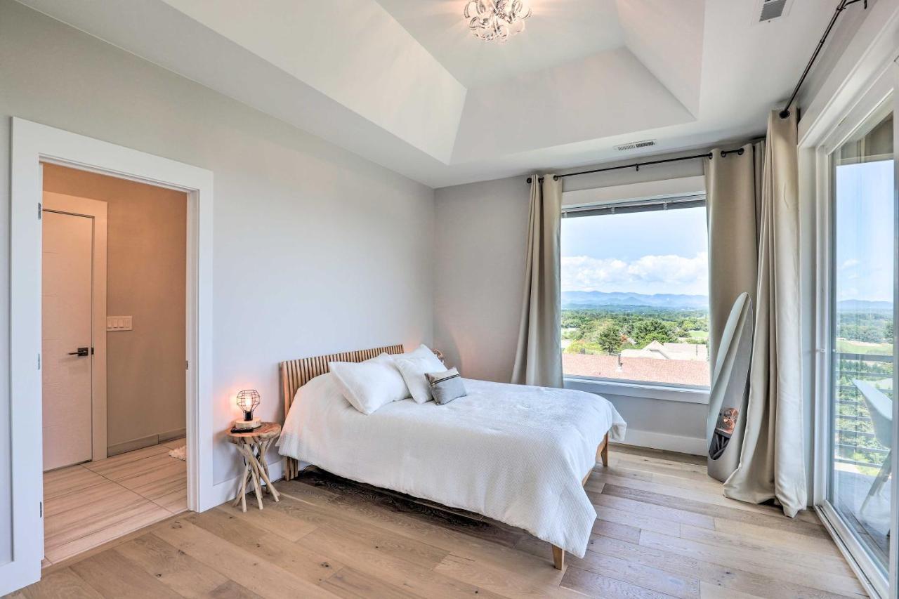 Luxe With Stunning Mountain Views!