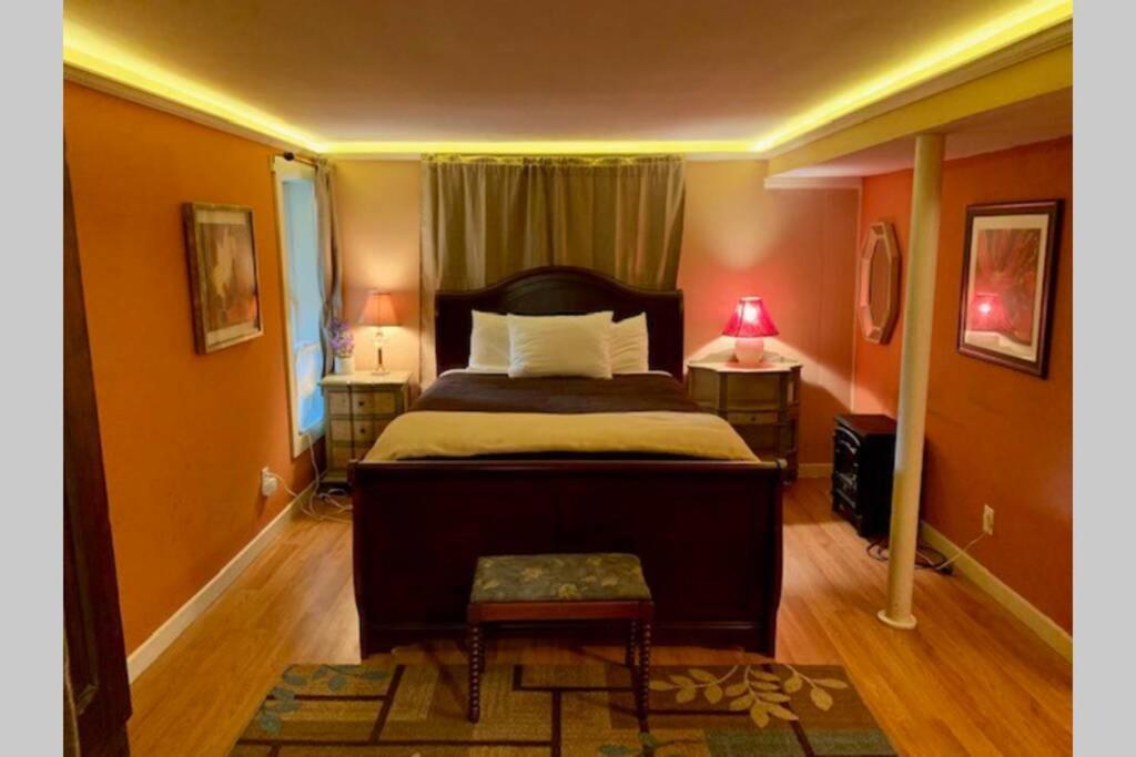 Peaceful Garden Oasis - 3 Miles To Downtown! Holiday home Asheville