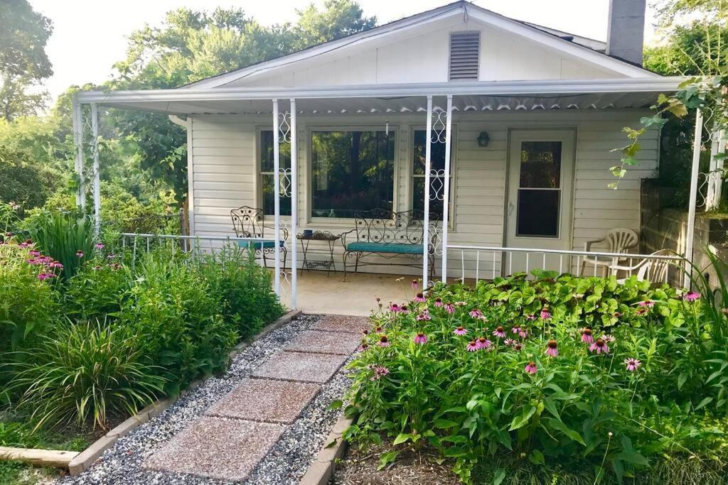 Peaceful Garden Oasis - 3 Miles To Downtown! Holiday home