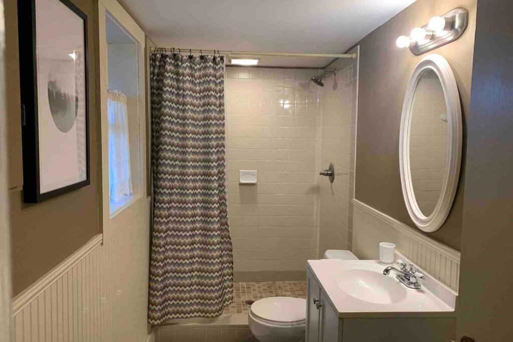 Peaceful Garden Oasis - 3 Miles To Downtown! Holiday home *