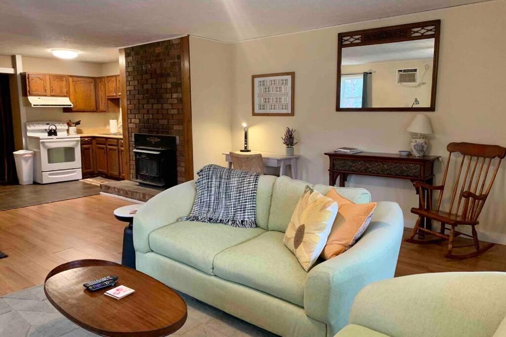 Peaceful Garden Oasis - 3 Miles To Downtown! Holiday home *