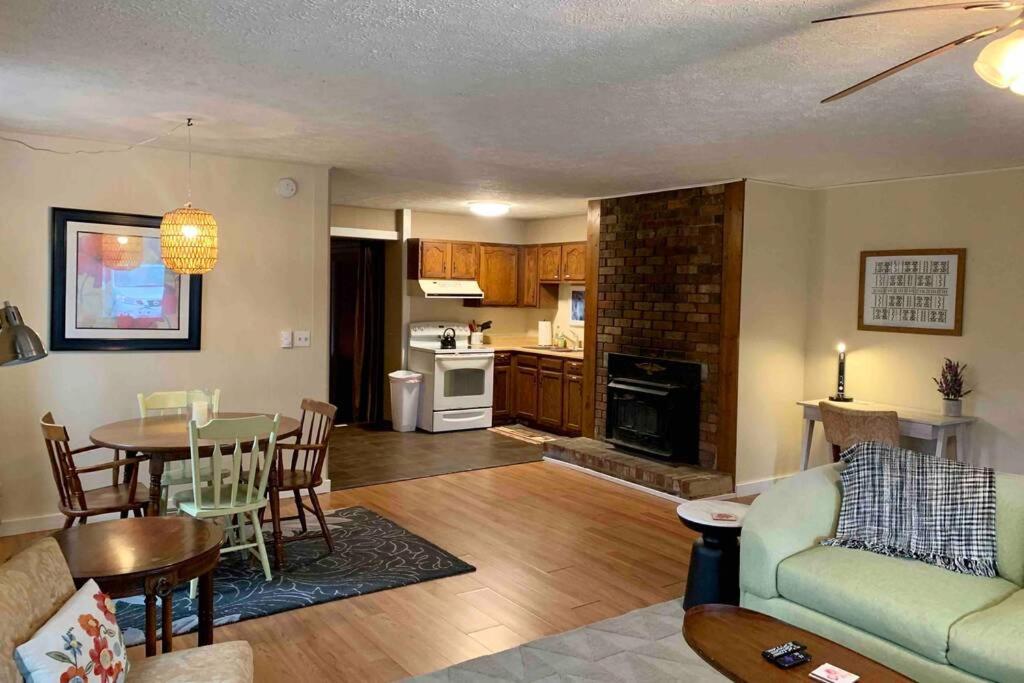 Peaceful Garden Oasis - 3 Miles To Downtown! Holiday home Asheville