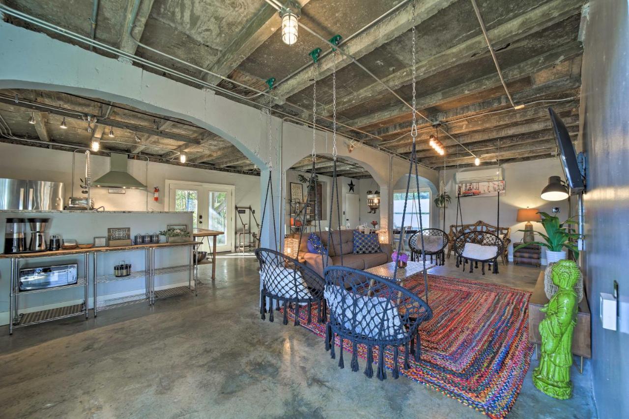 Eclectic Abode With Backyard Oasis! Holiday home *