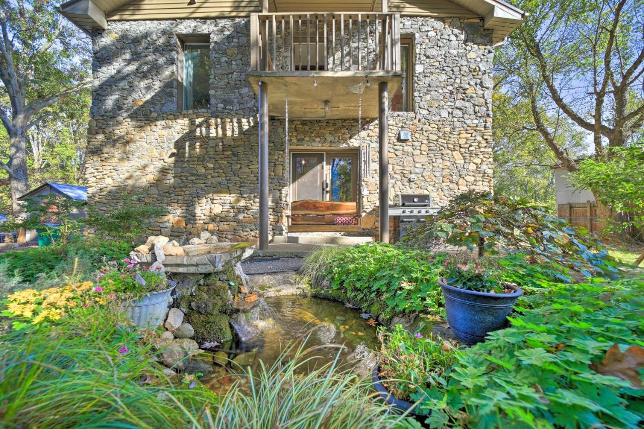 Holiday home Eclectic Abode With Backyard Oasis! *