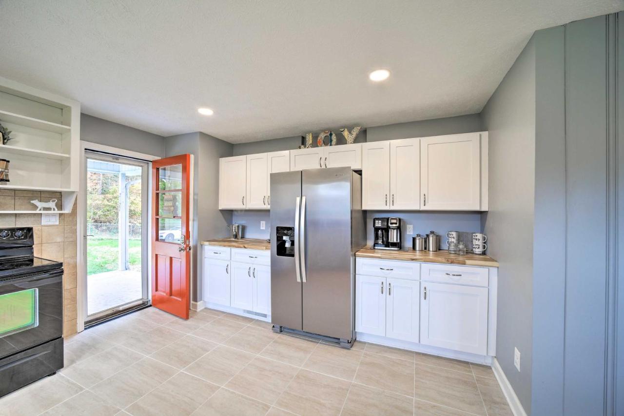 With Fenced-in Yard 7 Mi To Downtown *