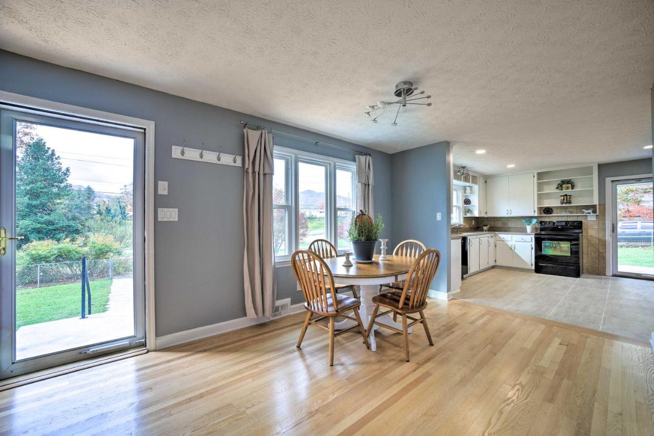 With Fenced-in Yard 7 Mi To Downtown Holiday home *