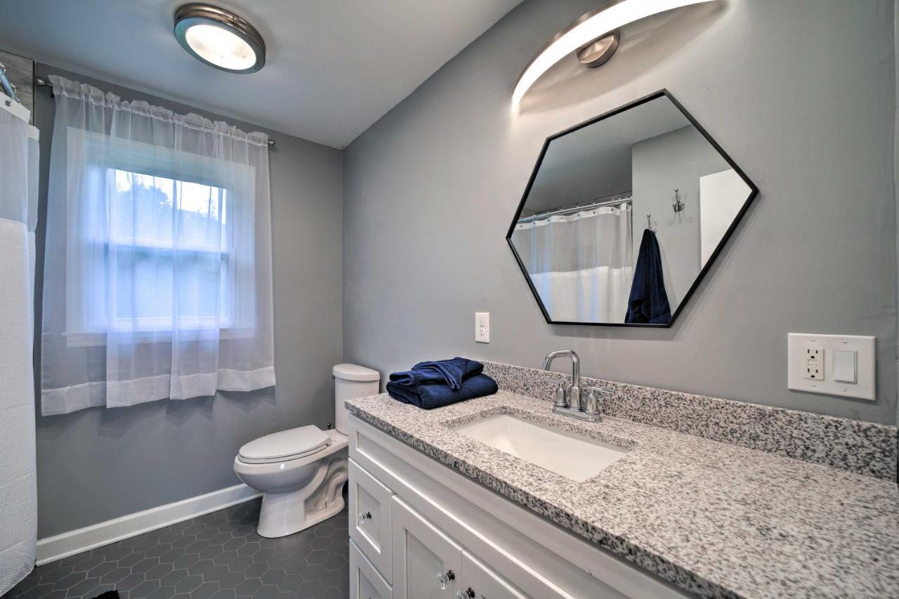 With Fenced-in Yard 7 Mi To Downtown *
