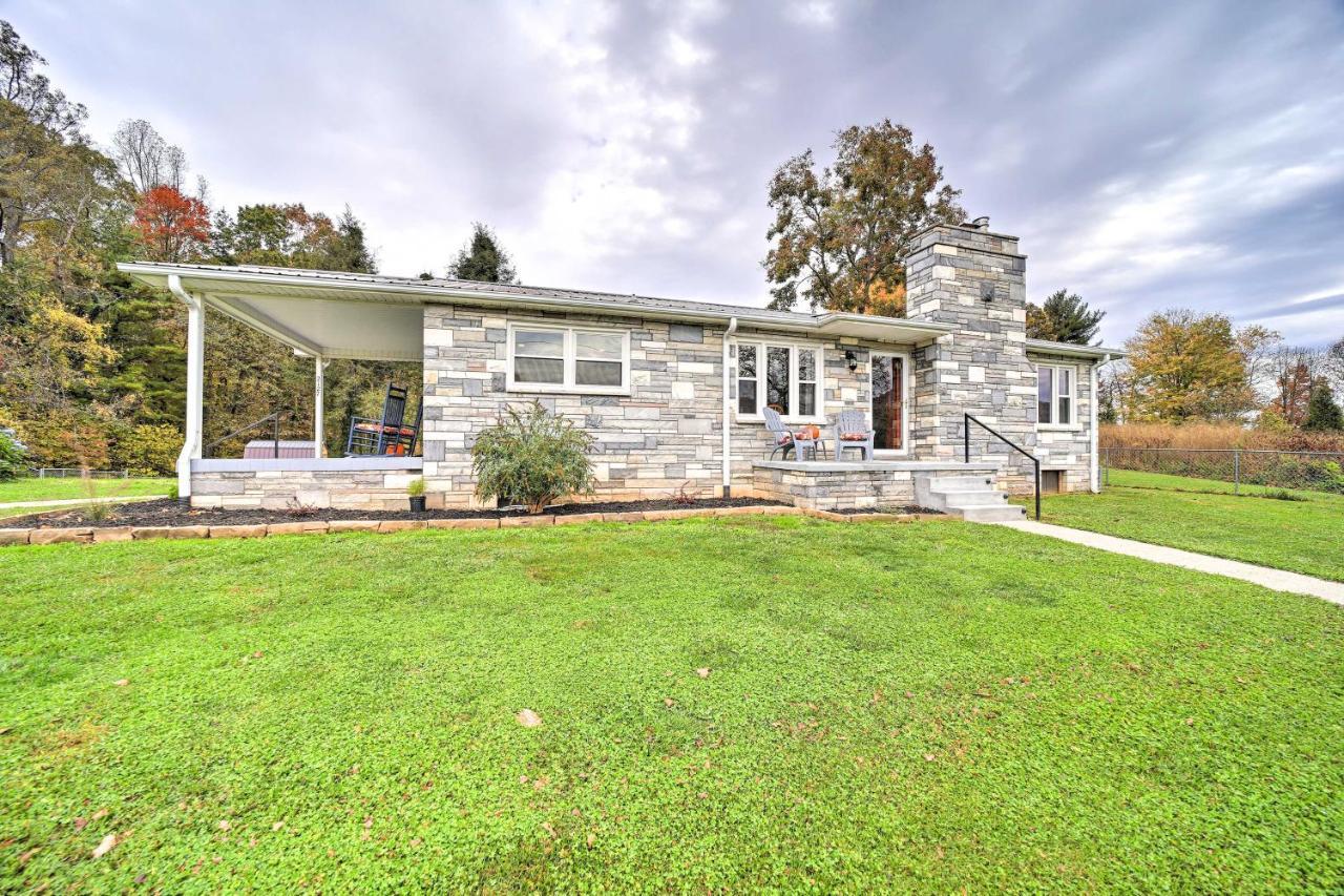 With Fenced-in Yard 7 Mi To Downtown *