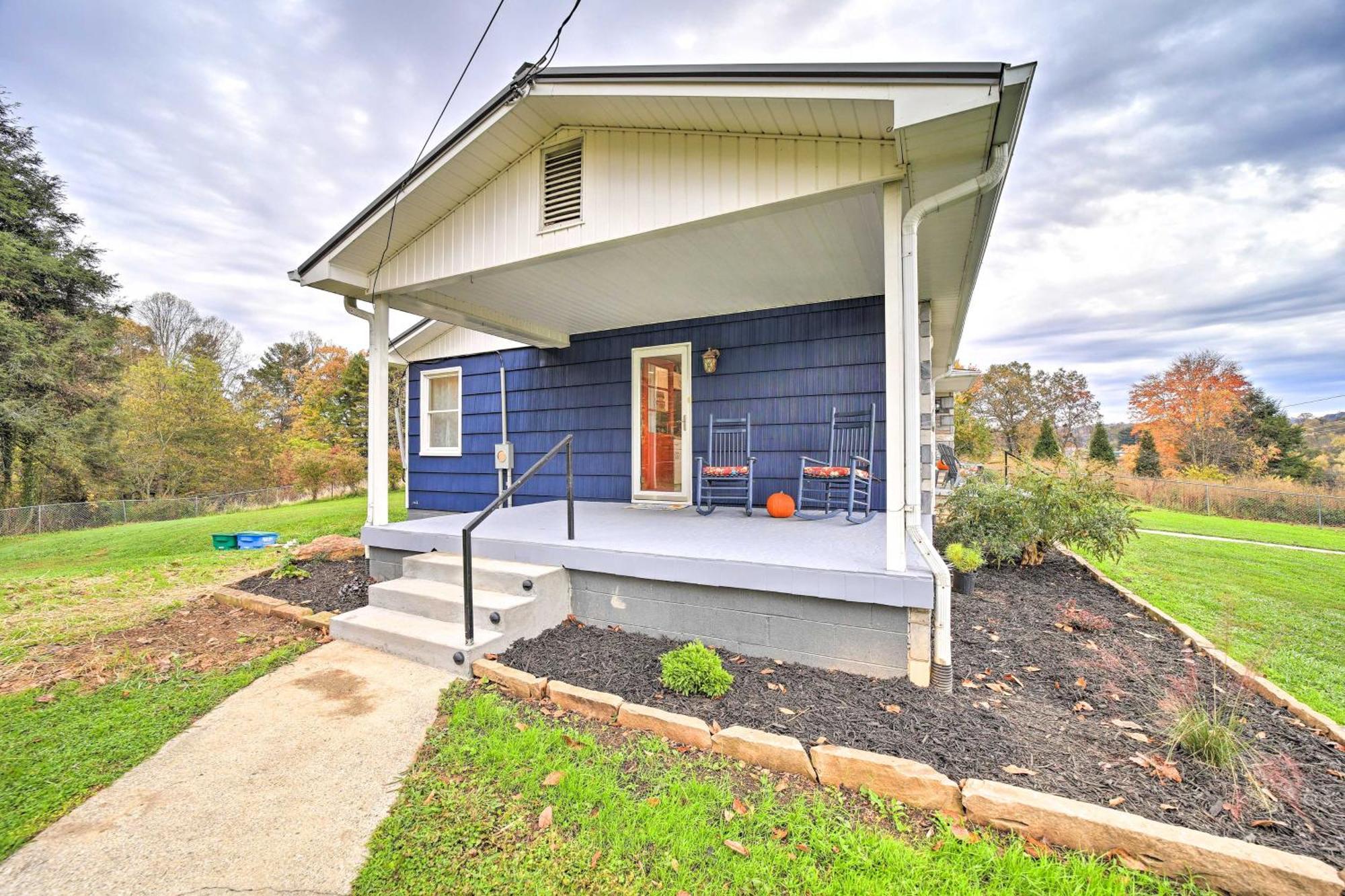 With Fenced-in Yard 7 Mi To Downtown Holiday home
