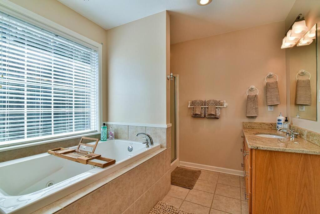 Gorgeous With Hot Tub Just 7 Miles To Downtown Asheville! Holiday home Asheville