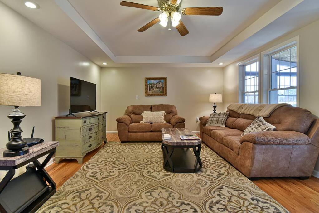 Holiday home Gorgeous With Hot Tub Just 7 Miles To Downtown Asheville! *