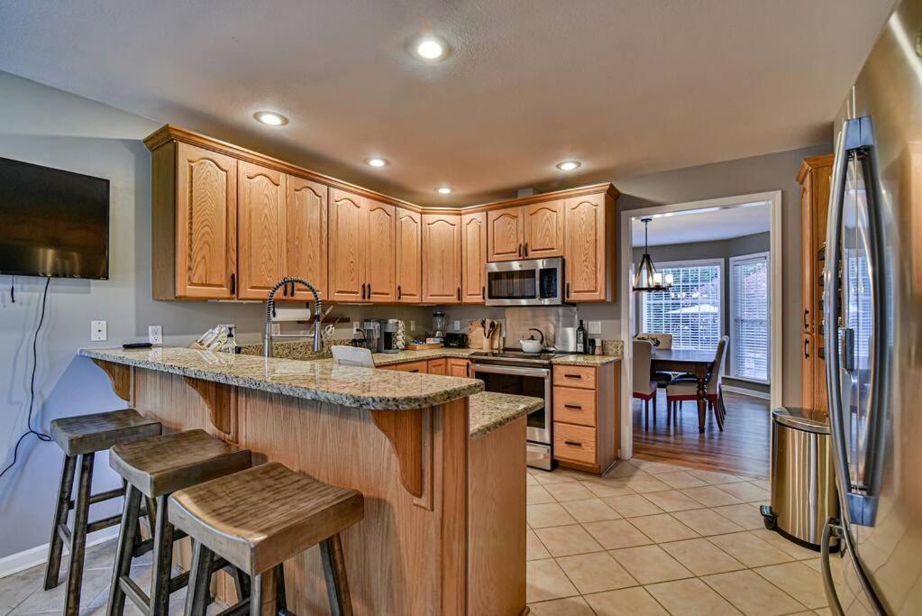 Gorgeous With Hot Tub Just 7 Miles To Downtown Asheville!