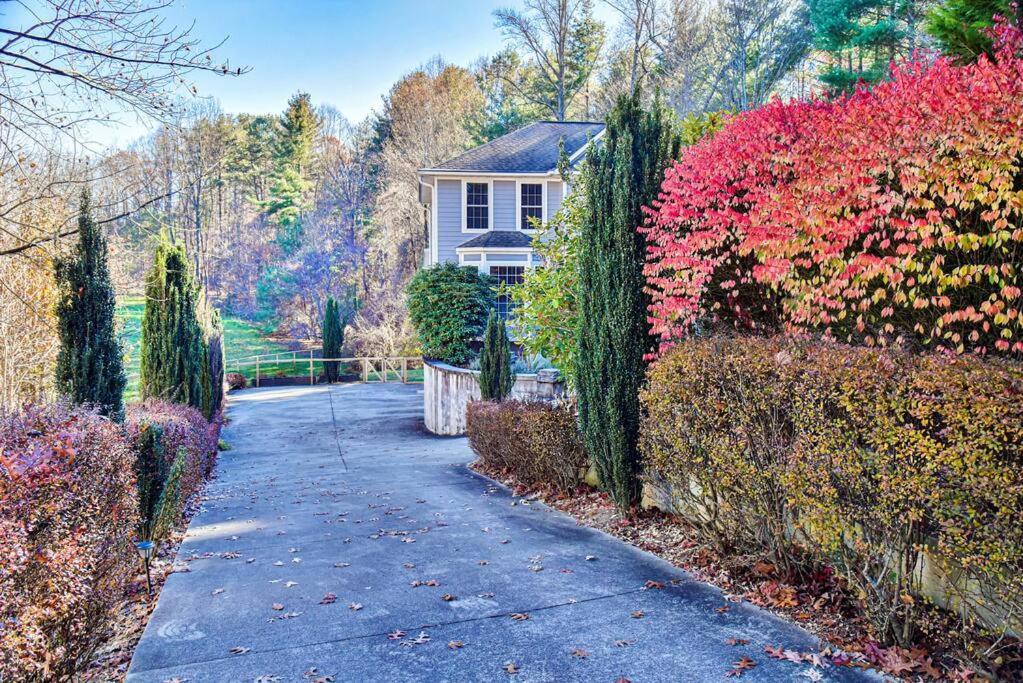 Holiday home Gorgeous With Hot Tub Just 7 Miles To Downtown Asheville! Asheville
