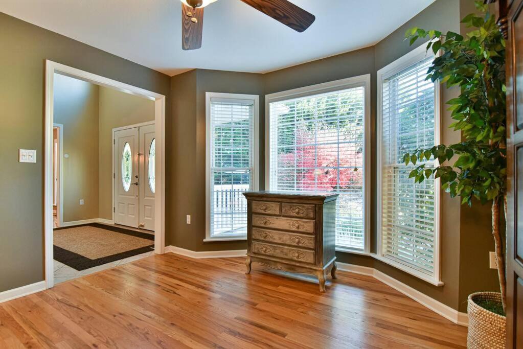 Gorgeous With Hot Tub Just 7 Miles To Downtown Asheville! Holiday home Asheville