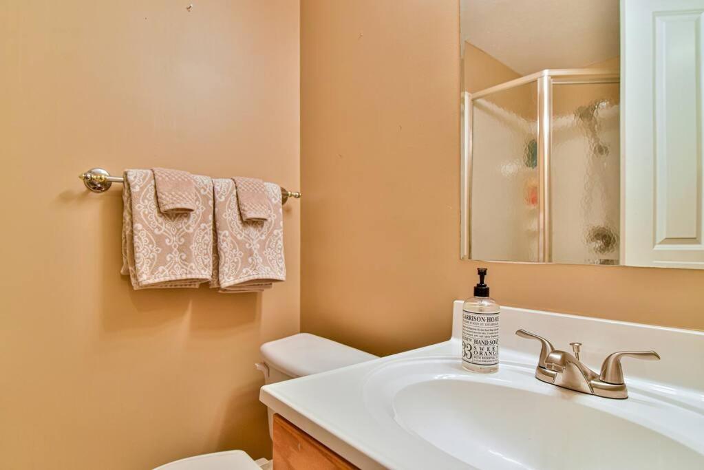 Gorgeous With Hot Tub Just 7 Miles To Downtown Asheville! Holiday home Asheville