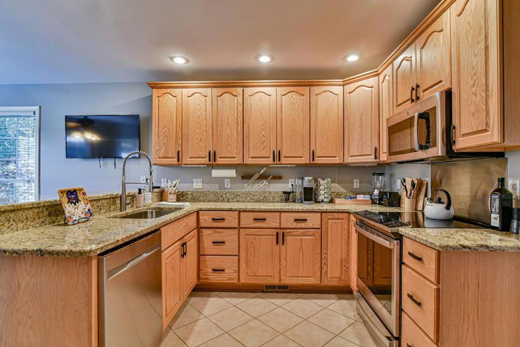 Holiday home Gorgeous With Hot Tub Just 7 Miles To Downtown Asheville! Asheville