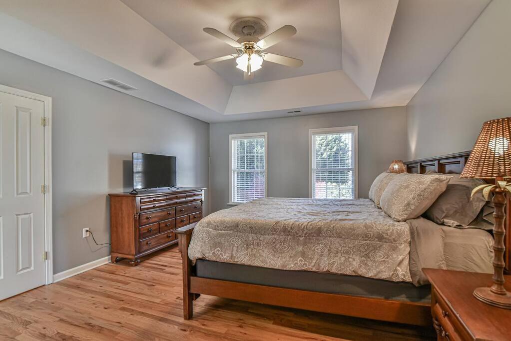 Gorgeous With Hot Tub Just 7 Miles To Downtown Asheville! Holiday home