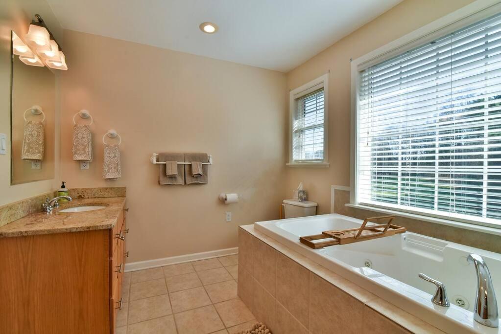 Gorgeous With Hot Tub Just 7 Miles To Downtown Asheville! Holiday home