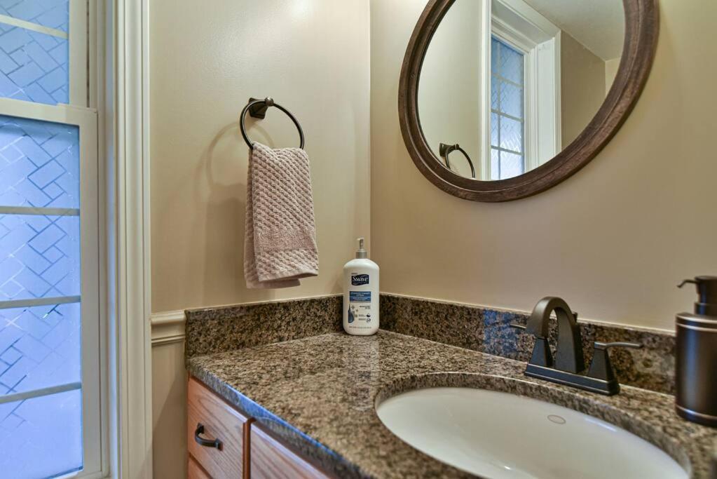 Gorgeous With Hot Tub Just 7 Miles To Downtown Asheville! Holiday home