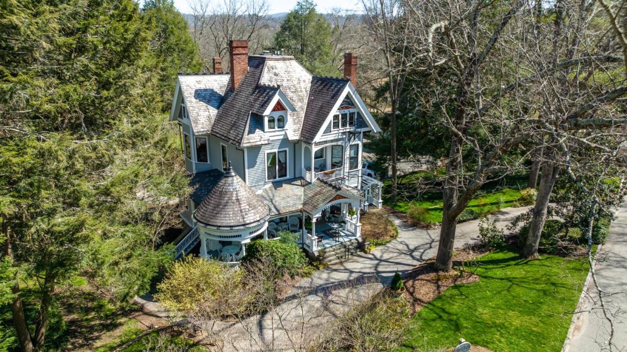 1899 Wright & Carriage House Bed & Breakfast Asheville